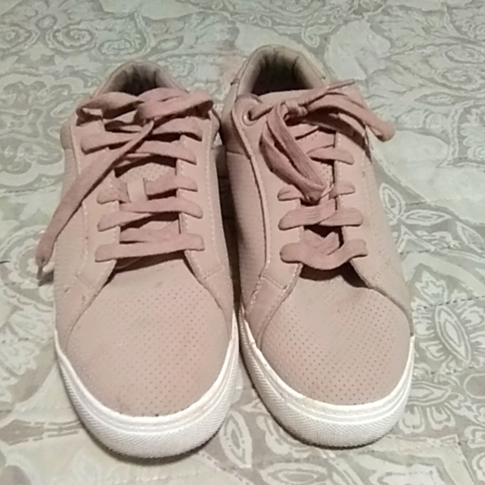 Womens tennis shoes